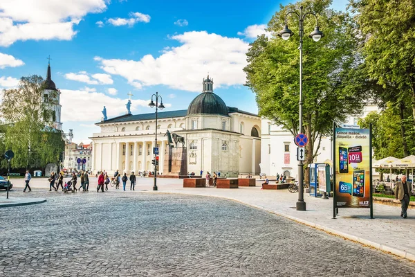 Gente en el Palacio Real en la Plaza de la Catedral Vilnius Baltic — Foto de Stock