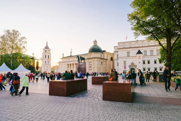 Pessoas no Palácio Real e na Praça da Catedral Vilnius Baltic — Fotografia de Stock