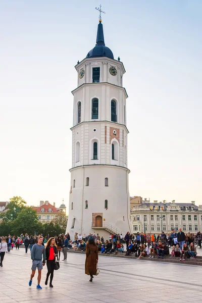 A harangláb a Dóm tér Vilnius Balti emberek — Stock Fotó