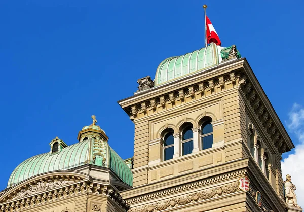 İsviçre Federal Palace kuleleri ve bayrak Bern parçası — Stok fotoğraf