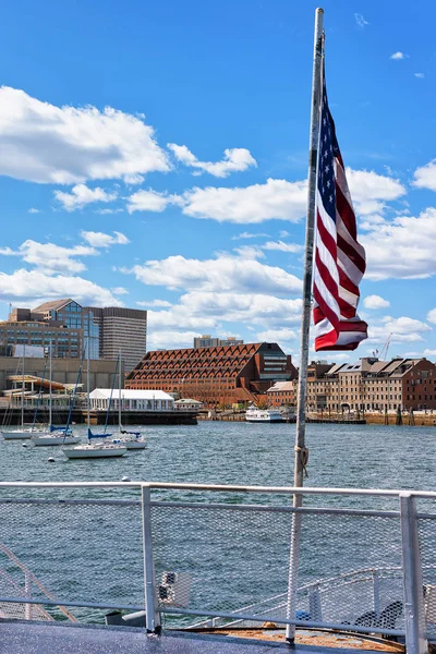Boston frente al mar y el horizonte y la bandera nacional de Estados Unidos América — Foto de Stock