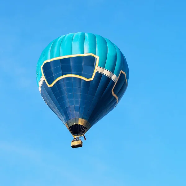 Globo de aire de color azul en el cielo Vilnius — Foto de Stock