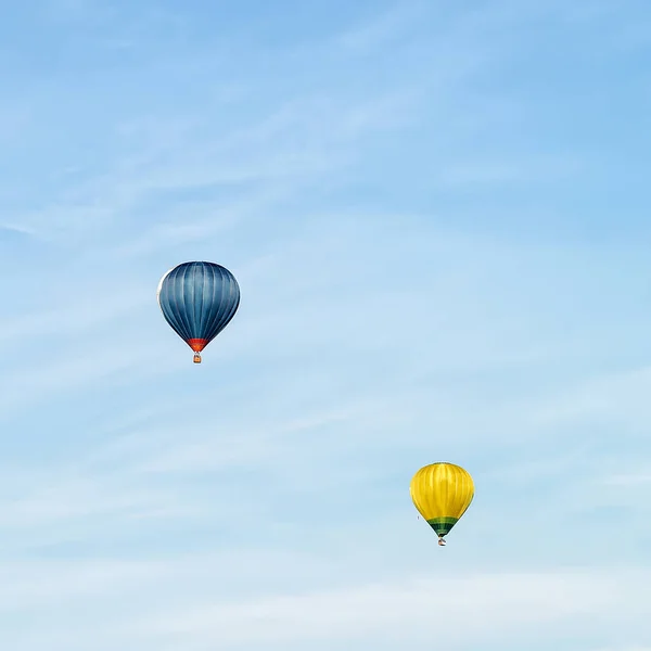 Globos de aire caliente de color azul y amarillo — Foto de Stock