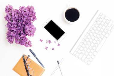 Çalışma alanı klavye ile telefon kahve defter kalem kalem gözlük leylak