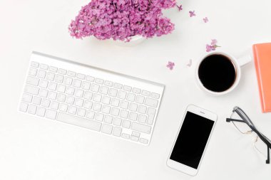 İş yerinde bilgisayar klavye cep telefonu kahve gözlük leylak