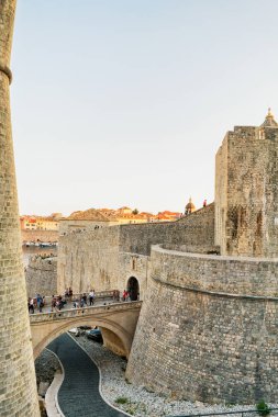 İnsanlar eski şehir Dubrovnik Hırvatistan, Ploce giriş kapısında