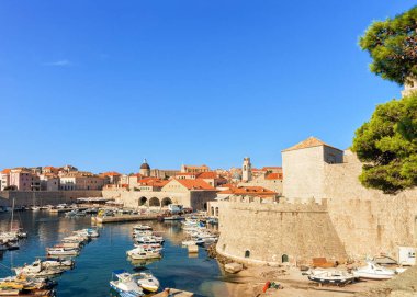 Eski liman ve Dubrovnik Katedrali, yelkenli tekne