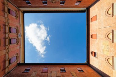 Bologna Üniversitesi Royal İspanyol Koleji'nde avluda