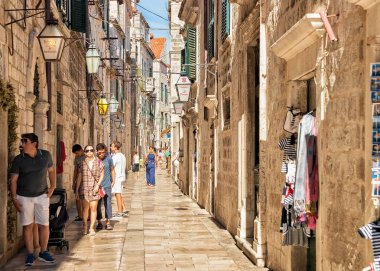 İnsanlar Dubrovnik'in eski dar sokakta