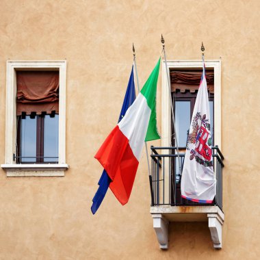 Mantua binanın balkonunda bayrakları