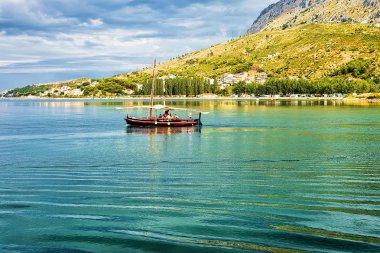Gemideki, liman Adriyatik Denizi Omis Hırvatistan