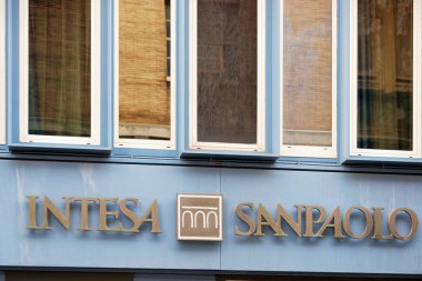 Intesa Sanpaolo banka giriş tabak
