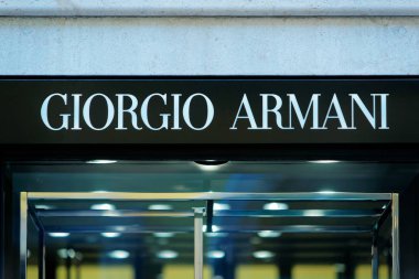 Giorgio Armani tabelada sokak vitrin Roma