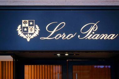 Loro Piana tabelada sokak vitrin Roma