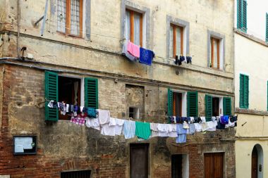 Clothesline Siena giysilerle asılı ile geleneksel ev