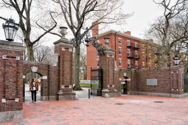 Giriş kapısı Amerika'da Harvard Yard, Cambridge Ma