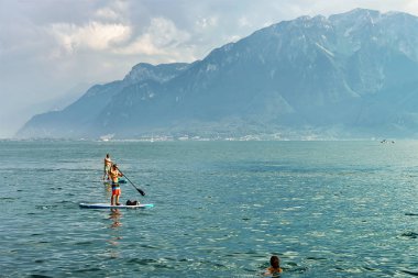 Cenevre Gölü Vevey Standup kürek sörf tahtasında insanlar