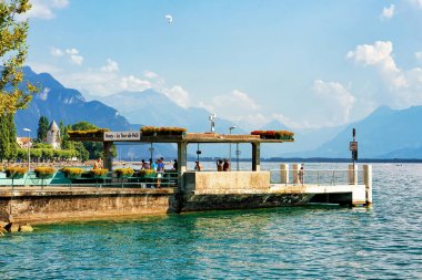 Cenevre Gölü Vevey Riviera'sında sahnede açılış insanlara