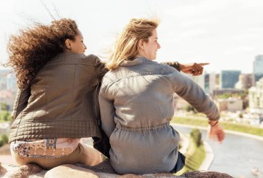 Orta Doğu kız onun arkadaş şehir manzarası için gösterilen