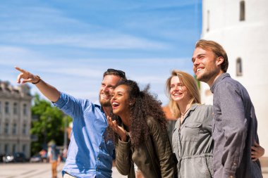 Genç arkadaşlara şehir Street işaret yön dostum