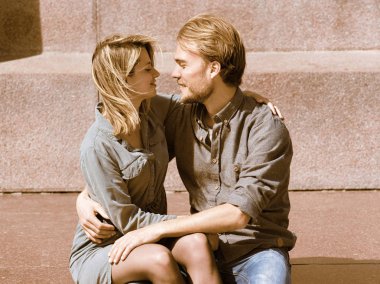 Genç çift sarılma ve birbirlerine dating arıyorsunuz