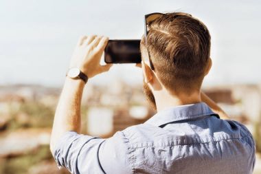 Beyaz delikanlı onun cep telefonunuzda fotoğraf çekmek