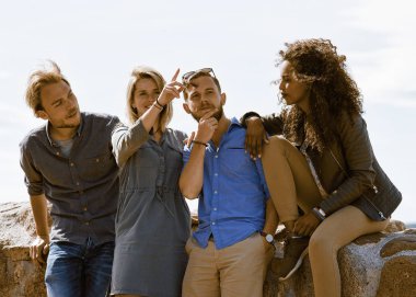 Genç kız çok ırklı onun arkadaşları için yön gösteren