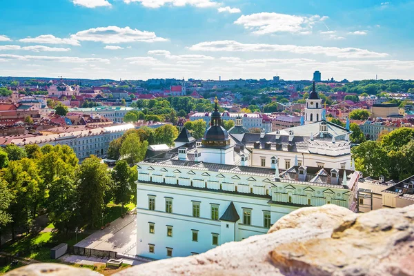 Музей нижнего замка и колокольня Вильнюса Балтийского — стоковое фото