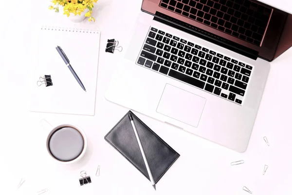 Espacio de trabajo con teclado portátil diario vasos de café flores — Foto de Stock