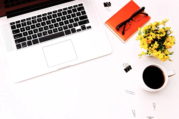 Espacio de trabajo con teclado portátil diario vasos de café y flores — Foto de Stock