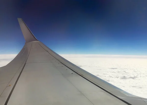 Ala de avión y cielo azul — Foto de Stock