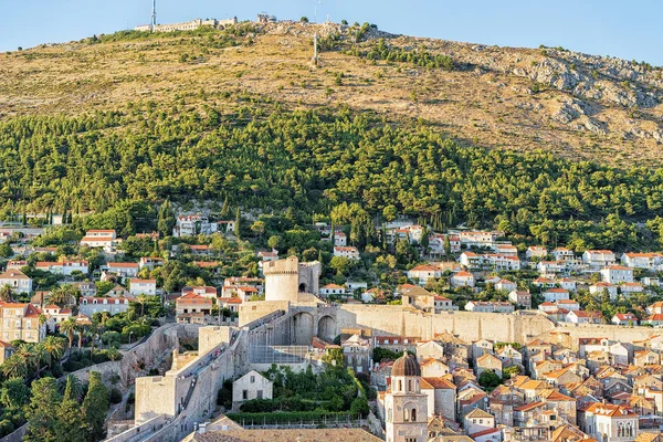Muros da Cidade Velha e Fort Minceta em Dubrovnik — Fotografia de Stock