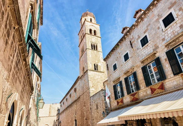 Belfry à Stradun Street dans la vieille ville de Dubrovnik — Photo