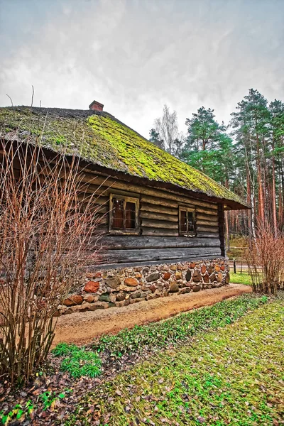 Edifício antigo em Ethnographic vila ao ar livre perto de Riga Baltic — Fotografia de Stock