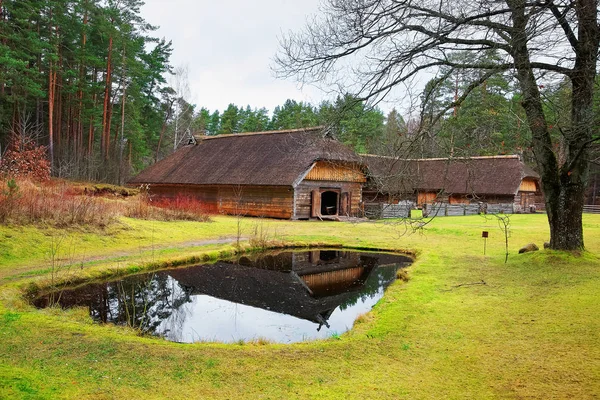 Casa velha com lagoa artificial na aldeia etnográfica Riga Baltic — Fotografia de Stock