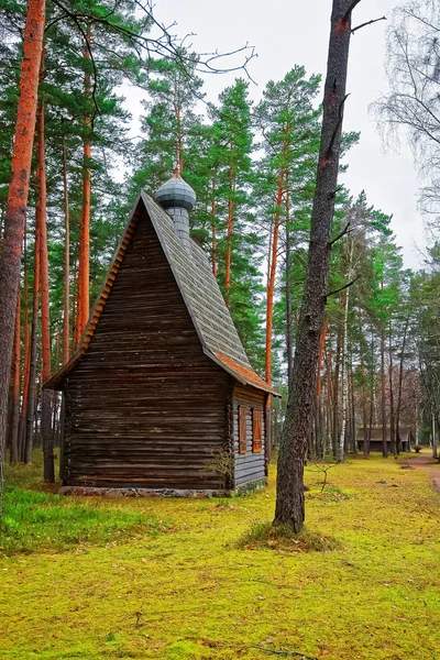 Capela de madeira em Etnográfico ao ar livre aldeia Riga Baltic — Fotografia de Stock