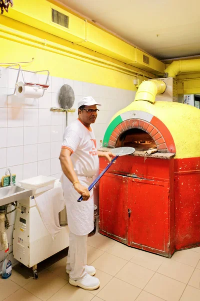 Chef preparando pizza en el horno en la pizzería Florencia — Foto de Stock