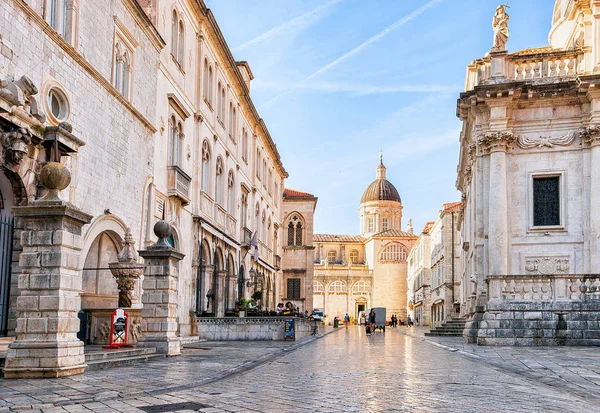 Emberek Dubrovnik székesegyház, a régi város Dubrovnik — Stock Fotó