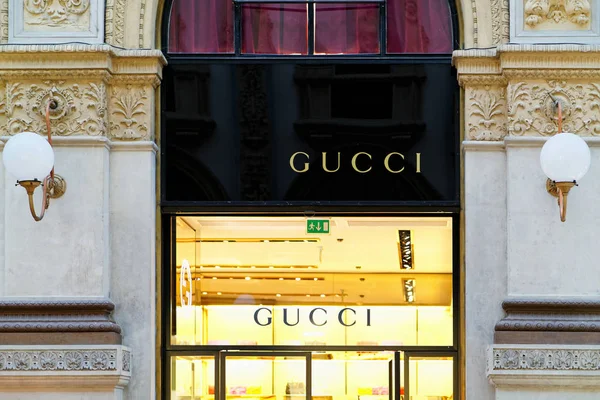 Gucci Sign on street shop window Milán — Foto de Stock