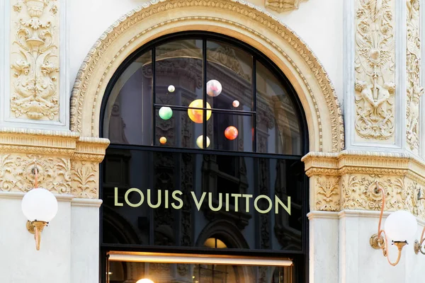 Louis Vuitton Iniciar sesión street shop window Milán — Foto de Stock