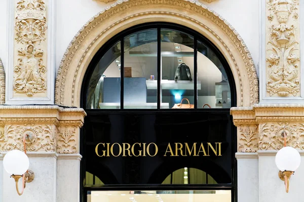 Giorgio Armani tabelada sokak vitrin Milan