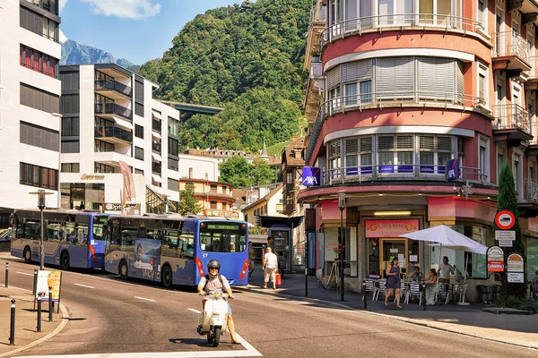 Calle con gente en Montreux ciudad Lago Geneva en Riviera — Foto de Stock