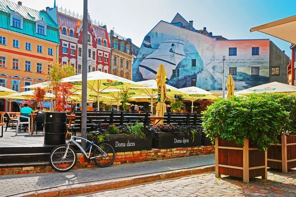 Rua com café e pessoas no centro histórico Riga Baltic — Fotografia de Stock
