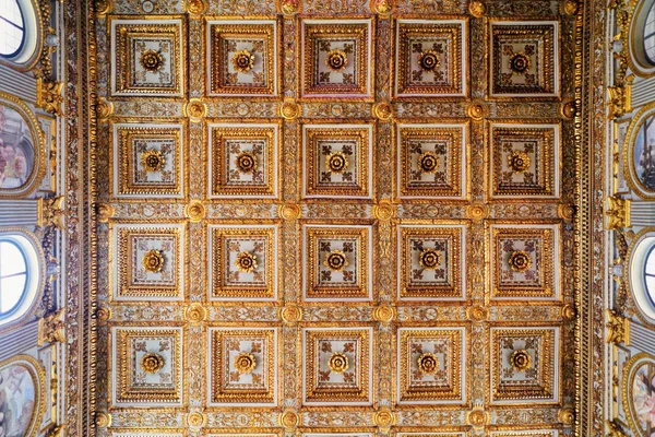 Soffitto nella Basilica di Sana Maria Maggiore a Roma — Foto Stock