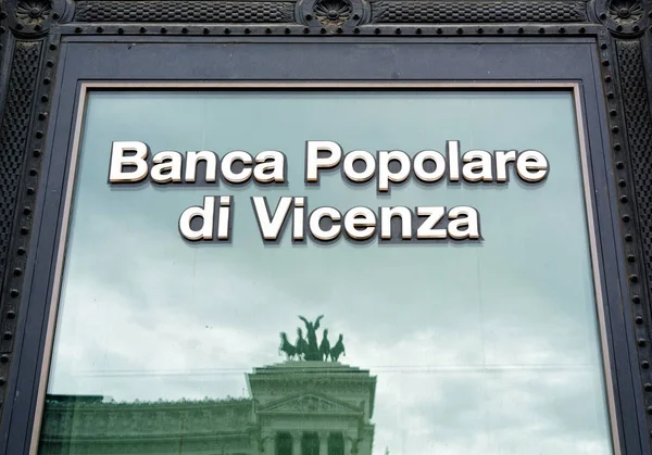Banca Popolare di Vicenza入口板 — 图库照片