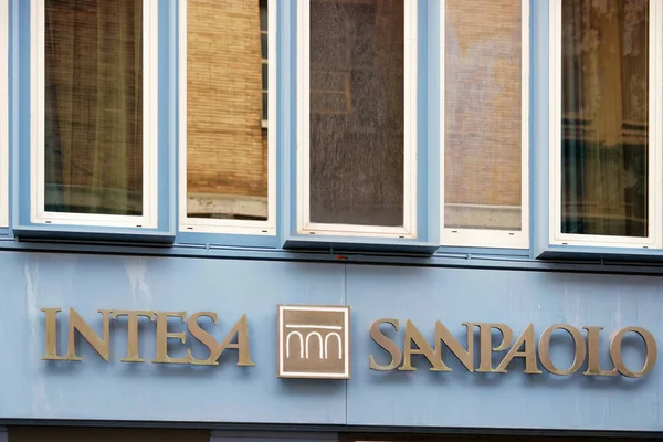 Intesa Sanpaolo banka giriş tabak
