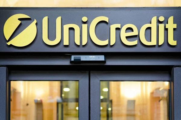 Πλάκα είσοδος της Τράπεζας Unicredit — Φωτογραφία Αρχείου