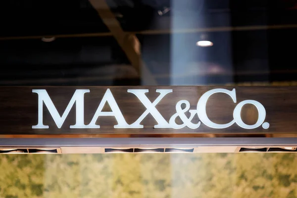 Max και Co σημάδι στο παράθυρο shop Οδός Ρώμη — Φωτογραφία Αρχείου