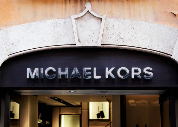 Michael Kors Iniciar sesión street shop window Roma — Foto de Stock