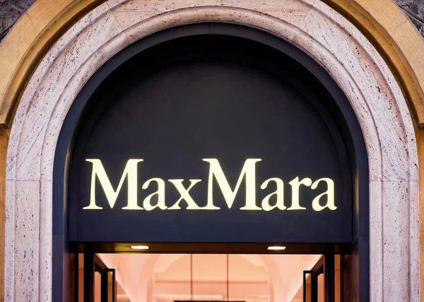 Maxmara-Schild an Schaufenster in Rom — Stockfoto